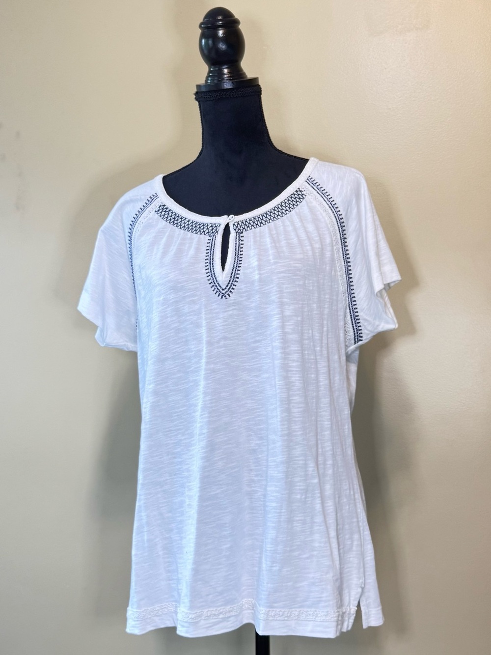 Eddie Bauer White with Navy Embroidered Smocked Neck Tee Top Womens Size XL EUC